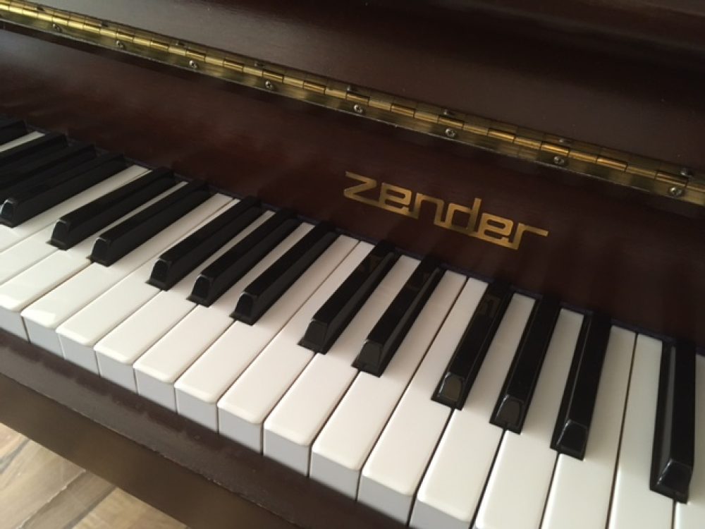 Zender upright piano